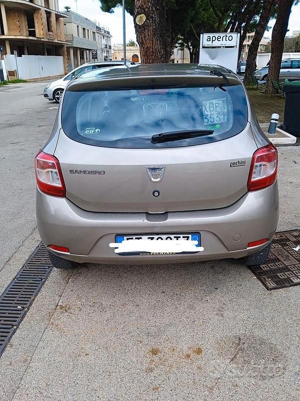 Usata Dacia Sandero Lauréate 75 CV (55 kW) 2014 Marrone Berlina