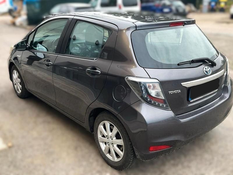 Usata Toyota Yaris Hybrid Lounge 75 CV (55 kW) 2014 Grigio Berlina
