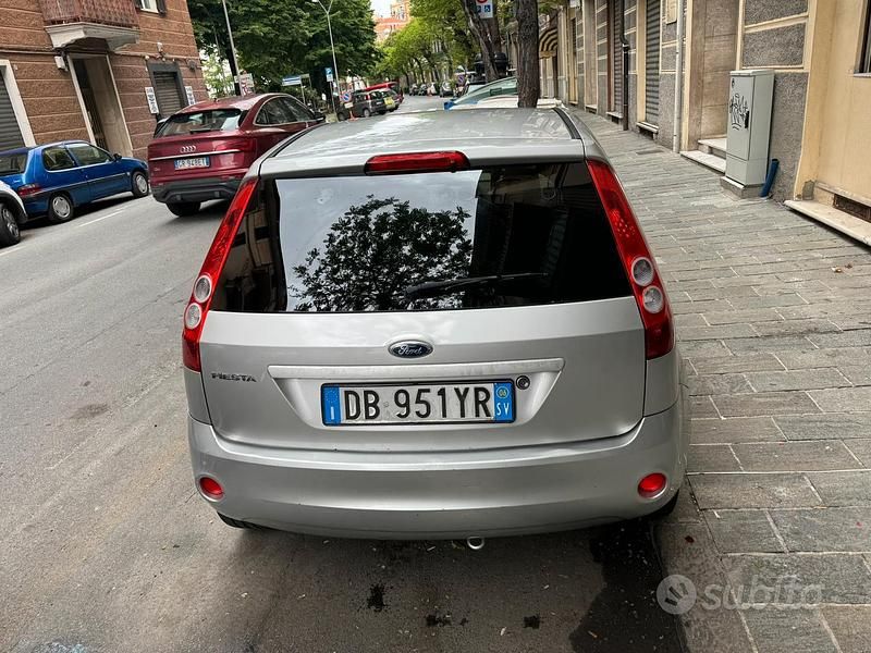 Usata Ford Fiesta 75 CV (55 kW) 2006 Grigio Utilitaria