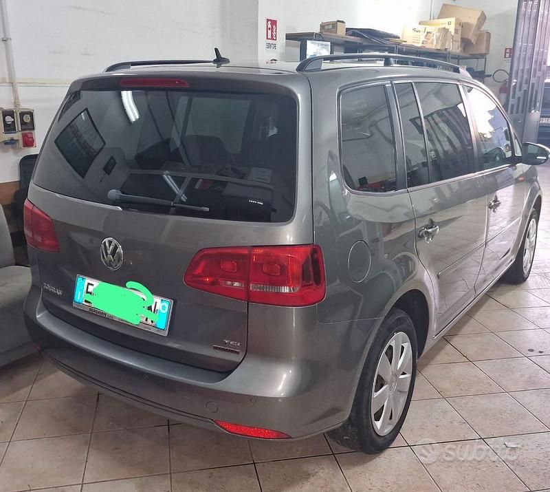 Begagnad VW Touran 150 HK (110 kW) 2011 Grå Minibuss