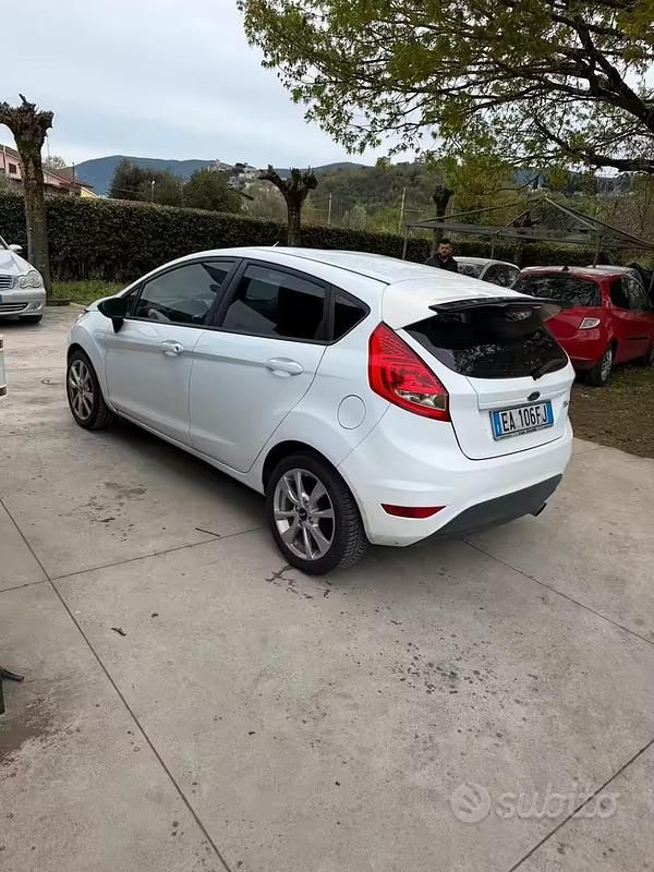 Usata Ford Fiesta Business Edition 97 CV (71 kW) 2011 Bianco Utilitaria
