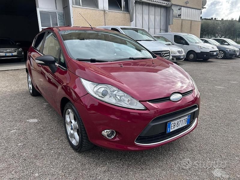 Usata Ford Fiesta Titanium 68 CV (50 kW) 2010 Rosso Berlina