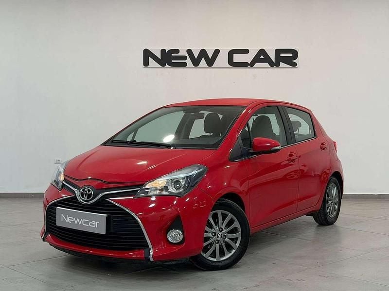 Usata Toyota Yaris Lounge 69 CV (50 kW) 2016 Rosso Utilitaria