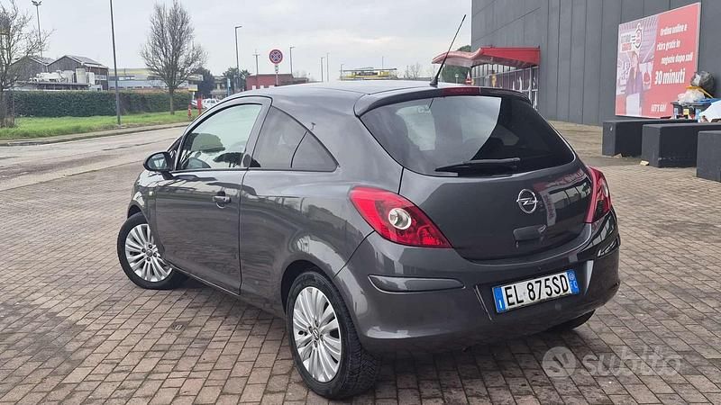 Usata Opel Corsa 85 CV (62 kW) 2012 Grigio Utilitaria