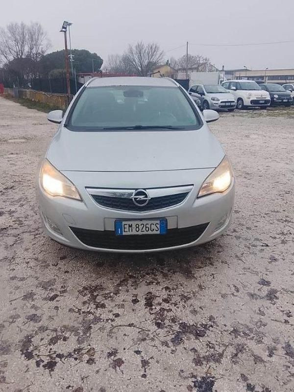 Usata Opel Astra Cosmo 110 CV (80 kW) 2012 Argento Station wagon