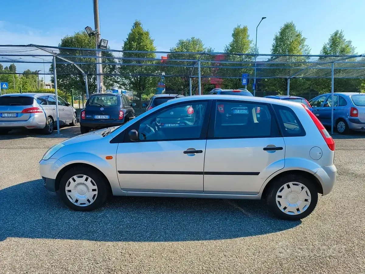 Usata Ford Fiesta Zetec 75 CV (55 kW) 2004 Grigio Utilitaria
