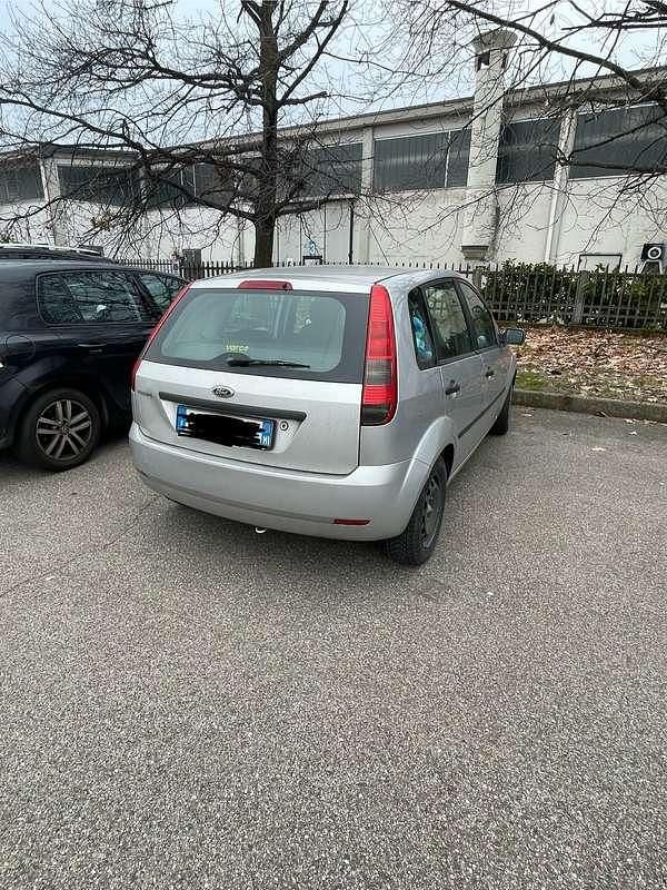 Usata Ford Fiesta Ambiente 75 CV (55 kW) 2002 Utilitaria