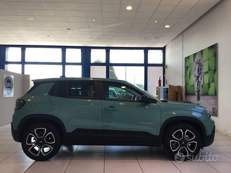Usado Jeep Avenger Summit 101 HP (74 kW) 2024 Verde SUV