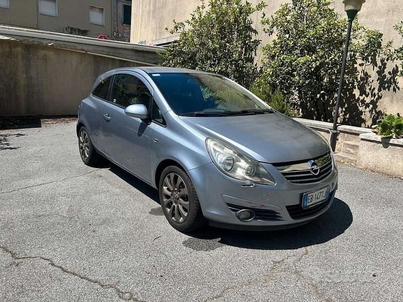 Usata 2010 Opel Corsa Due volumi | 2200 € (Super prezzo) - Immagine 1/4