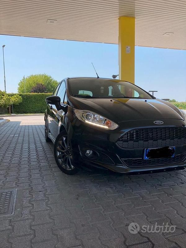 Usata 2017 Ford Fiesta Tre volumi | 9500 € (Buon prezzo) - Immagine 1/4