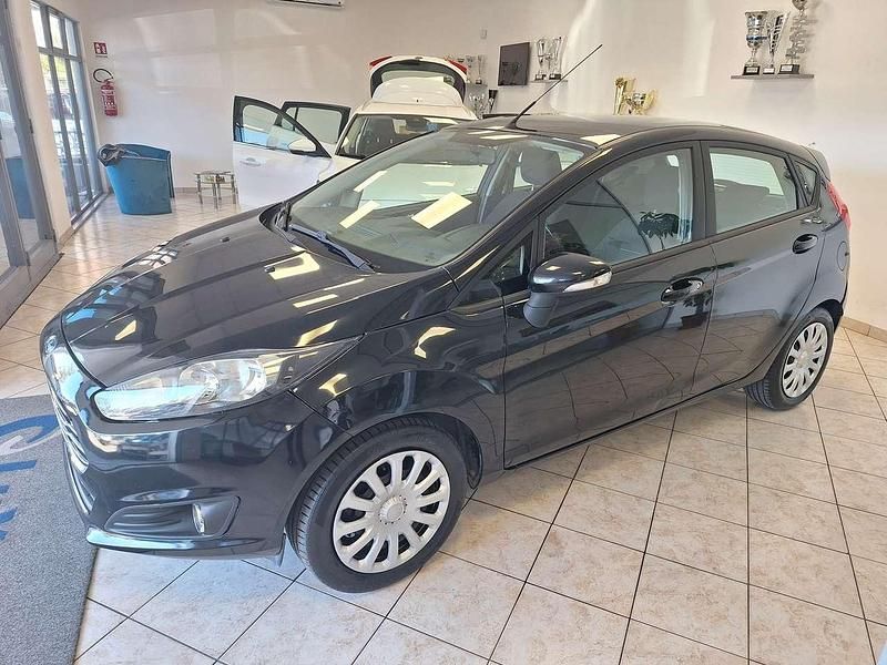 Usata Ford Fiesta 75 CV (55 kW) 2015 Nero Berlina