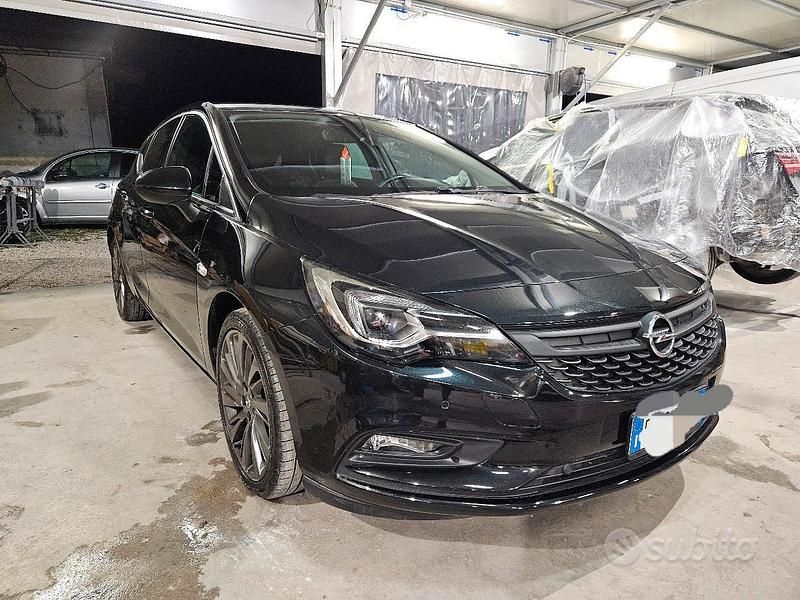 Nero Usata 2016 Opel Astra Tre volumi | 9500 € (Buon prezzo) - Immagine 1/4