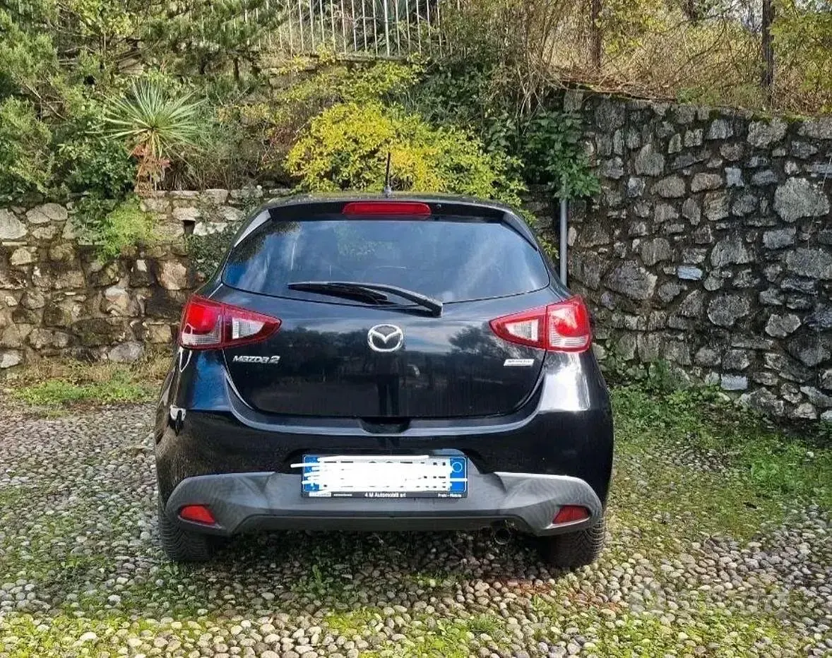 Usata Mazda 2 75 CV (55 kW) 2016 Nero Berlina