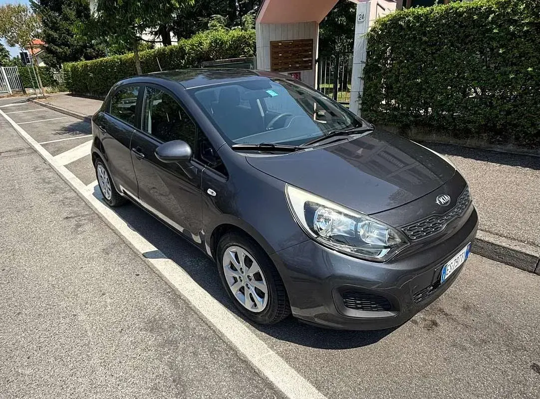 Usata Kia Rio LX 86 CV (63 kW) 2013 Grigio Berlina