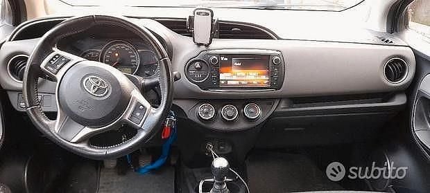 Usata Toyota Yaris 90 CV (66 kW) 2017 Grigio Utilitaria