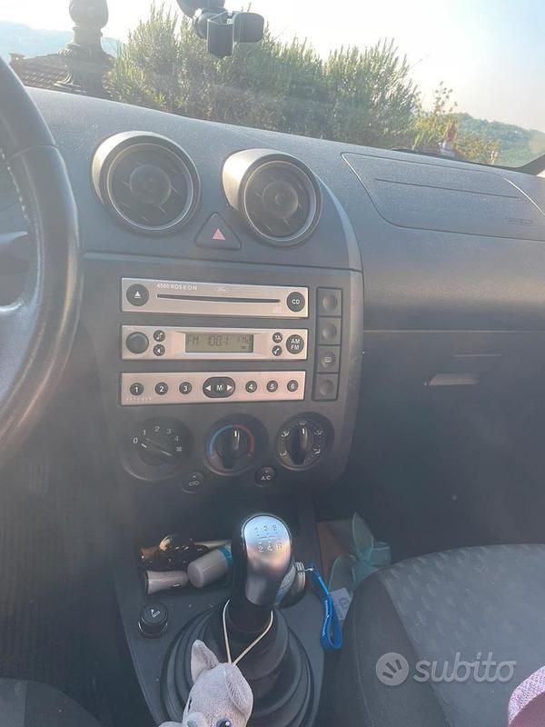Usata Ford Fiesta 75 CV (55 kW) 2004 Grigio Utilitaria