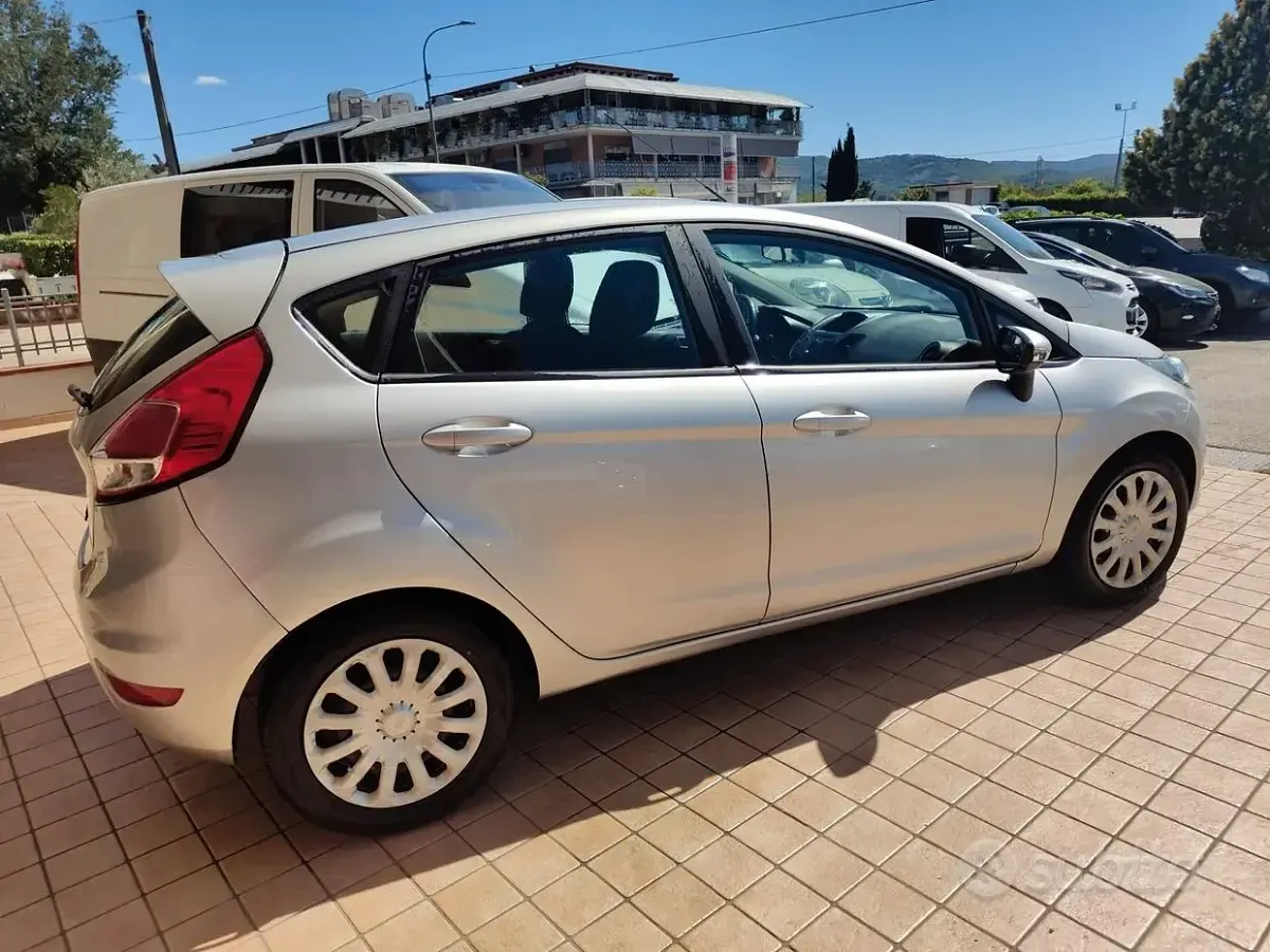 Usata Ford Fiesta 75 CV (55 kW) 2014 Grigio Utilitaria