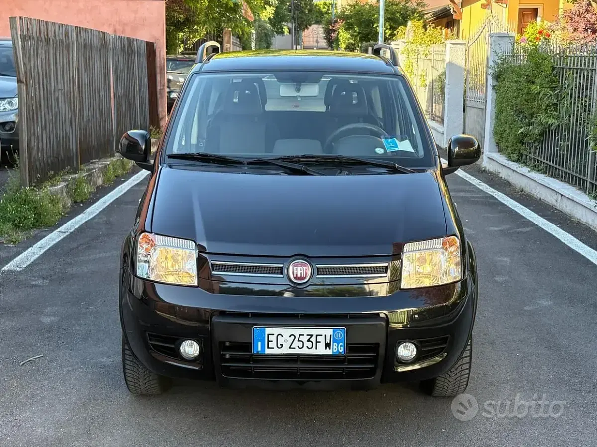 Usata Fiat Panda 4x4 Climbing 69 CV (50 kW) 2011 Nero Utilitaria