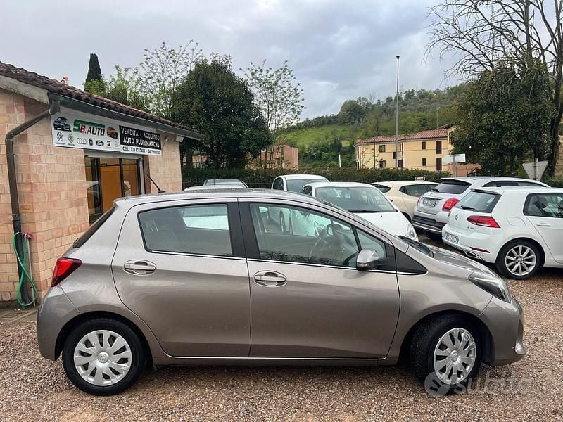 Usata Toyota Yaris 69 CV (50 kW) 2015 Grigio Utilitaria