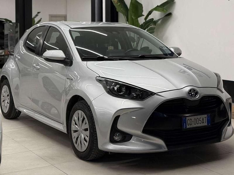 Argento Usata 2020 Toyota Yaris Hybrid Active Due volumi | 12.800 € (Ottimo prezzo) - Immagine 1/4