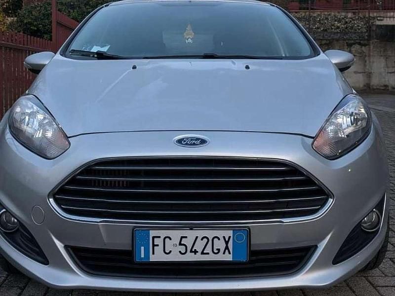 Usata Ford Fiesta 75 CV (55 kW) 2016 Argento Berlina