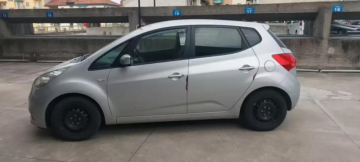 Usata Kia Venga 90 CV (66 kW) 2018 Grigio Utilitaria