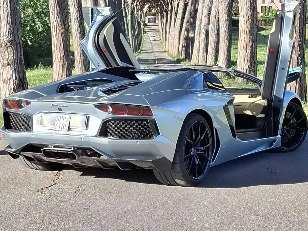 Usata Lamborghini Aventador 700 CV (514 kW) 2015 Azzurro thetys Cabrio