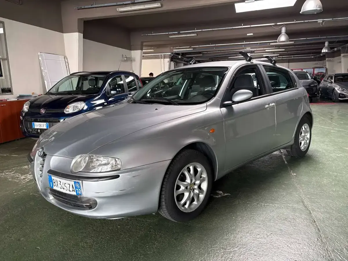 Usata Alfa Romeo 147 Distinctive 105 CV (77 kW) 2001 Argento Utilitaria