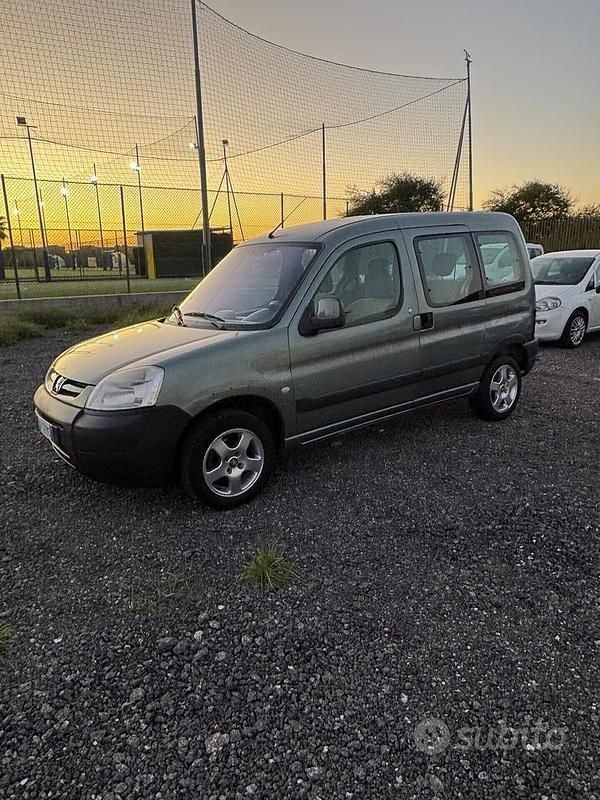 Käytetty Peugeot Partner 90 HP (66 kW) 2004 Vihreä Tila-auto