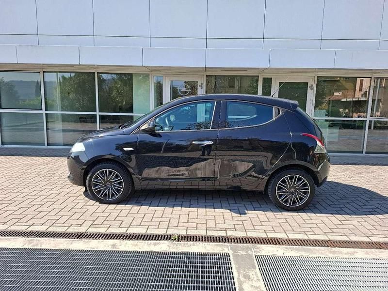 Usata Lancia Ypsilon Gold 69 CV (50 kW) 2018 Nero Utilitaria