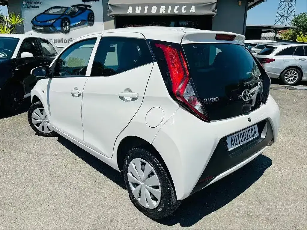 Usata Toyota Aygo Connect Style 72 CV (52 kW) 2021 Bianco Utilitaria