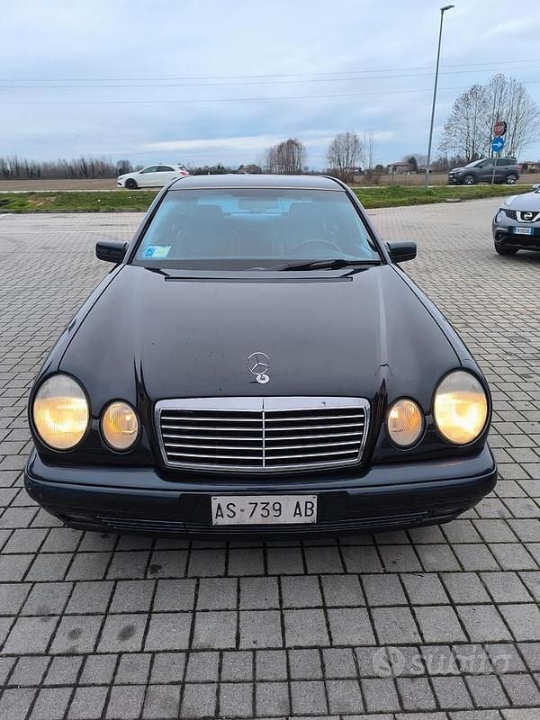 Usata Mercedes E200 Avantgarde 136 CV (100 kW) 1997 Nero Berlina