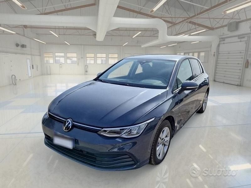 Usata VW Golf VIII Life 150 CV (110 kW) 2023 Grigio Berlina