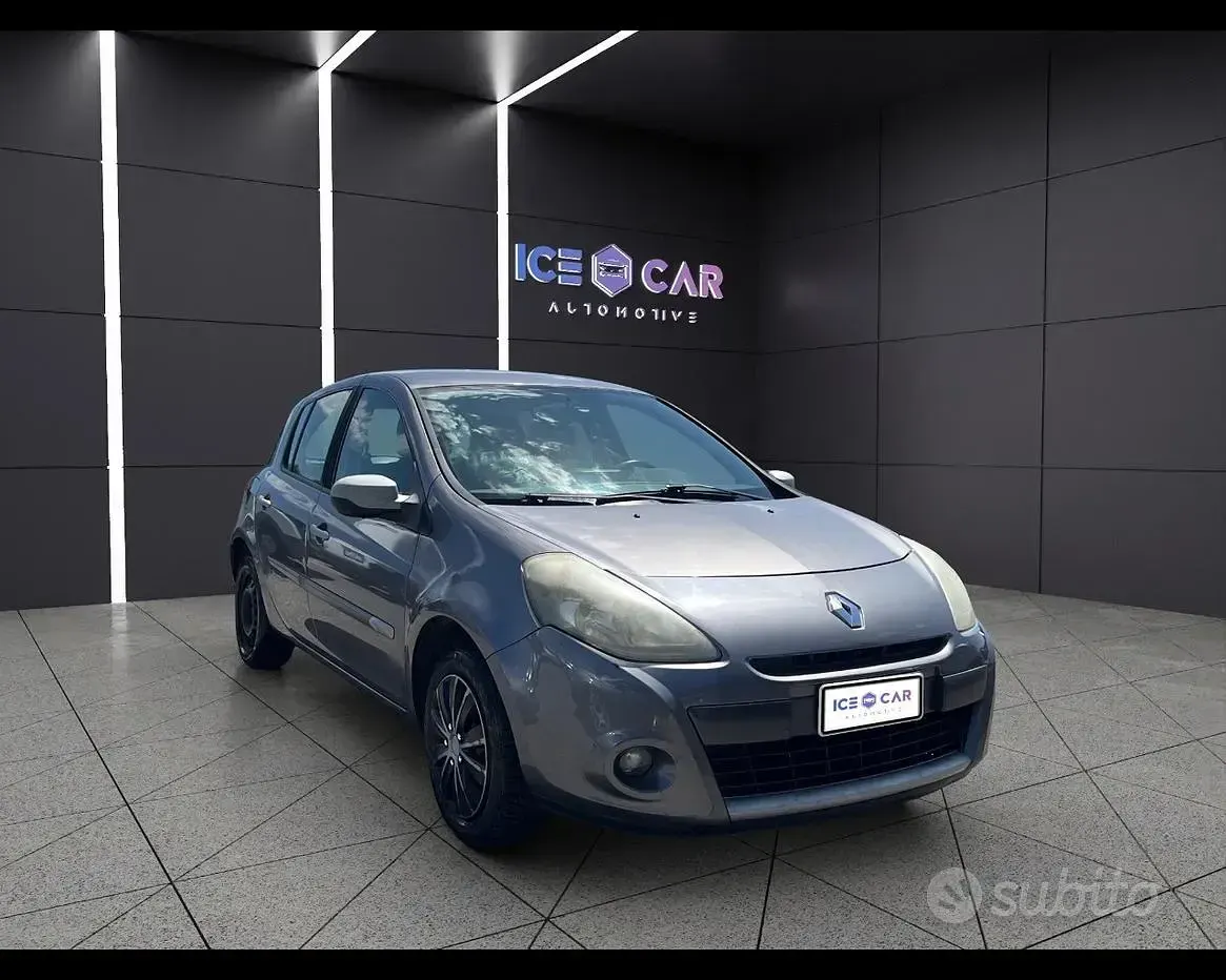 Usado Renault Clio II 75 CV (55 kW) 2009 Gris Berlina