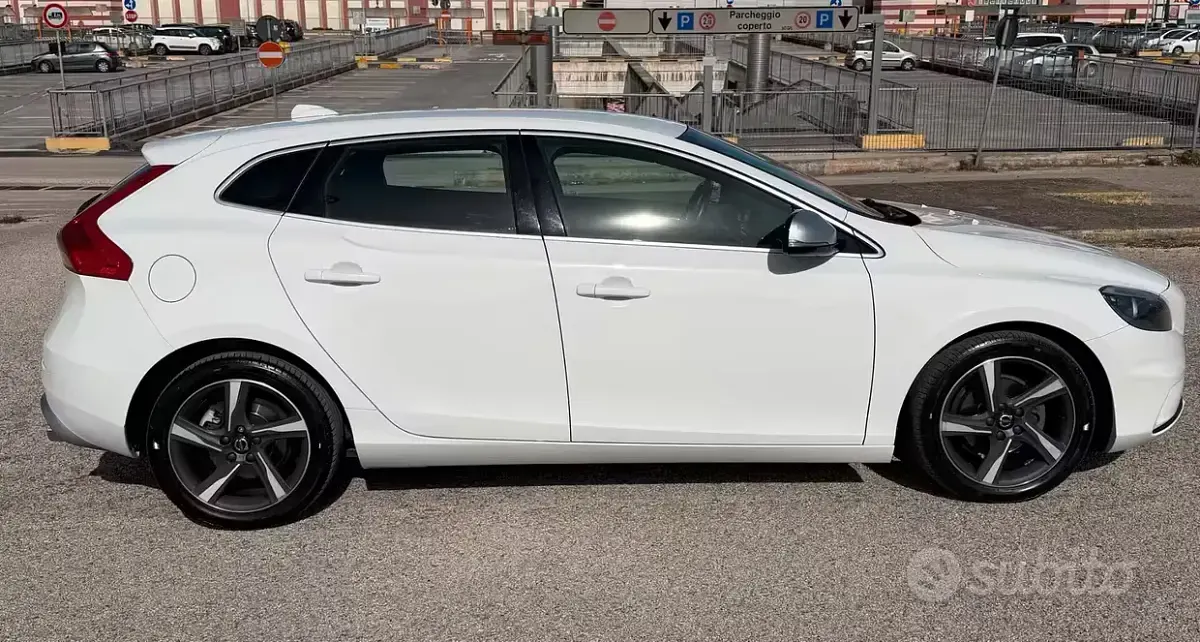 Usata Volvo V40 R-Design Kinetic 115 CV (84 kW) 2015 Bianco Berlina