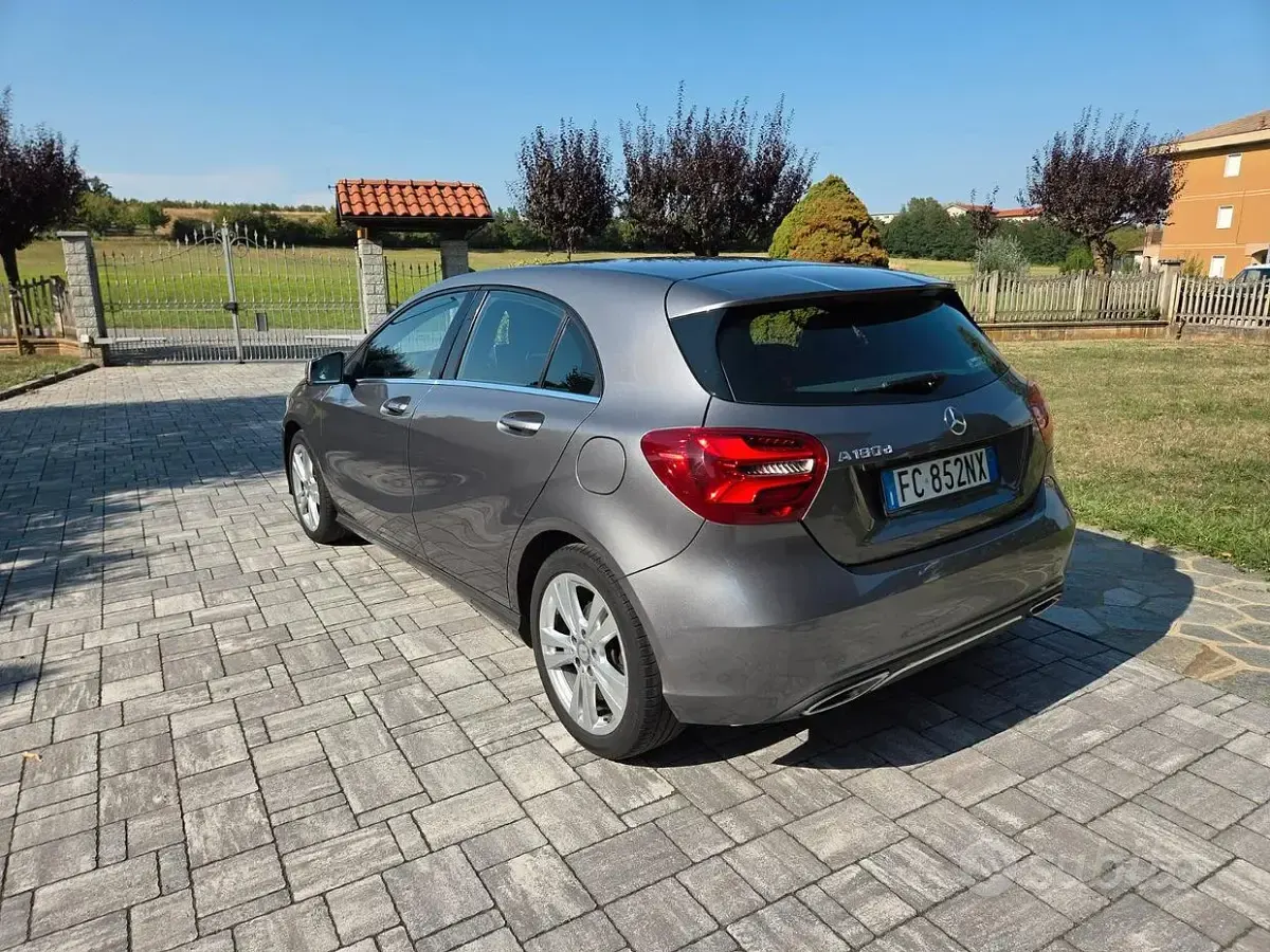 Usata Mercedes A180 Premium 109 CV (80 kW) 2016 Bluazzurro Utilitaria