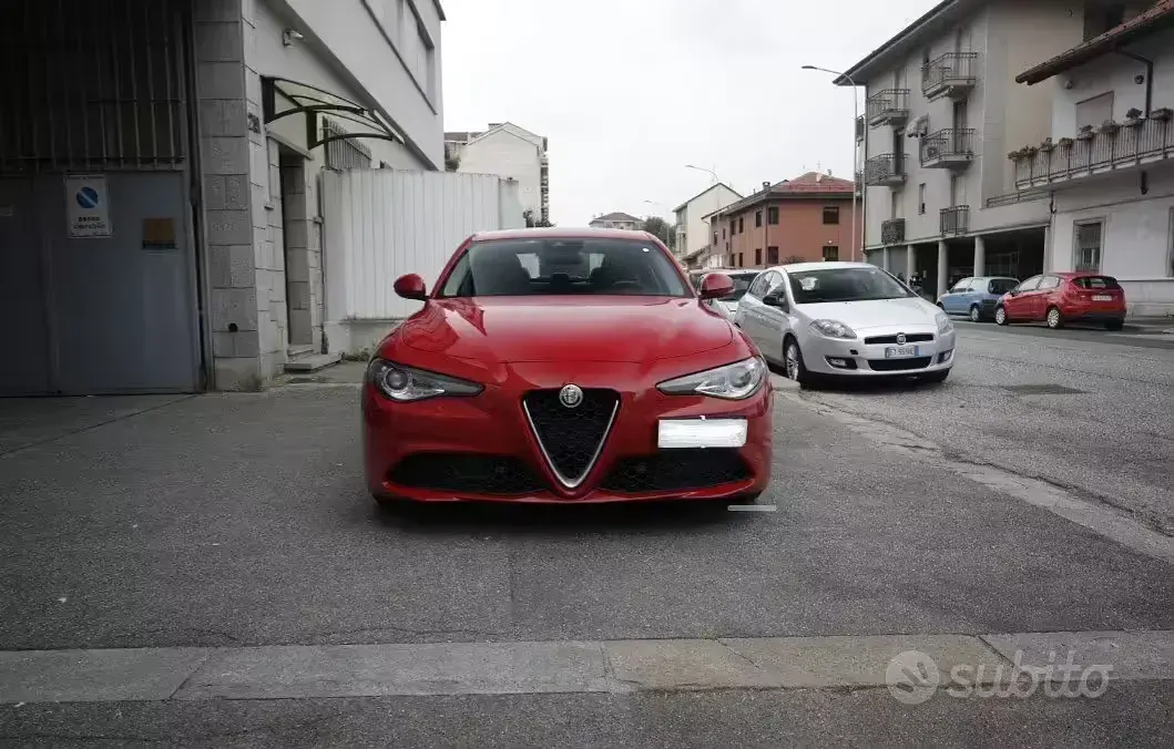 Usata Alfa Romeo Giulia 180 CV (132 kW) 2017 Rosso Berlina