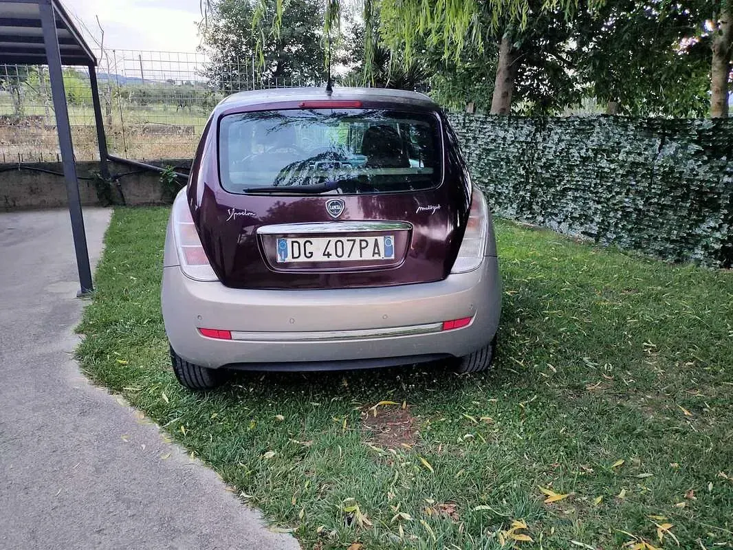 Usata Lancia Ypsilon 75 CV (55 kW) 2007 Argento Utilitaria