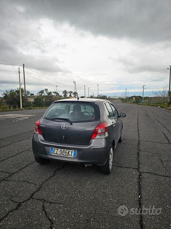 Usata Toyota Yaris 69 CV (50 kW) 2010 Grigio Utilitaria