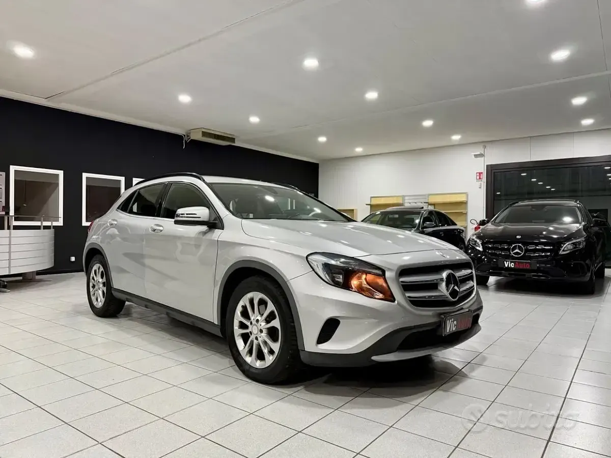 Usata Mercedes GLA180 Business 109 CV (80 kW) 2016 Grigio SUV
