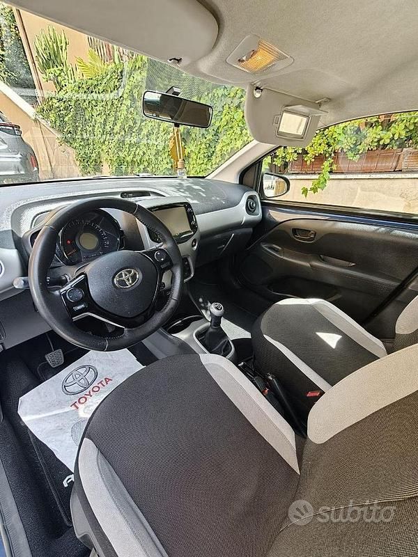 Usata Toyota Aygo X-play 69 CV (50 kW) 2015 Blu Utilitaria