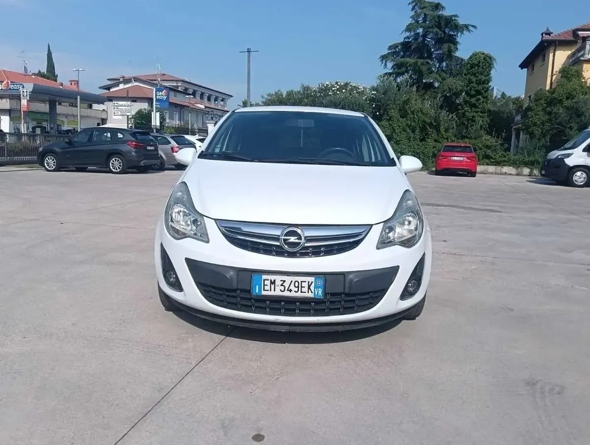 Usata Opel Corsa Edition 86 CV (63 kW) 2012 Bianco pastello Utilitaria
