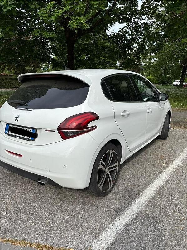 Usata Peugeot 208 GT-line 120 CV (88 kW) 2018 Utilitaria