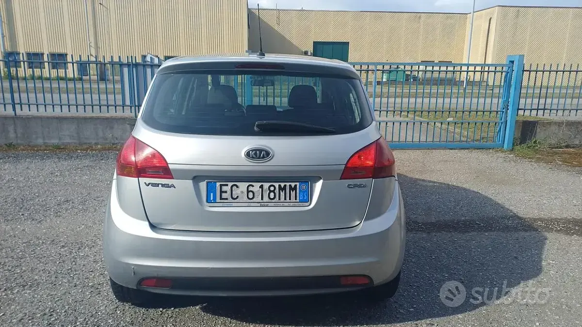 Usata Kia Venga 77 CV (56 kW) 2010 Grigio Utilitaria