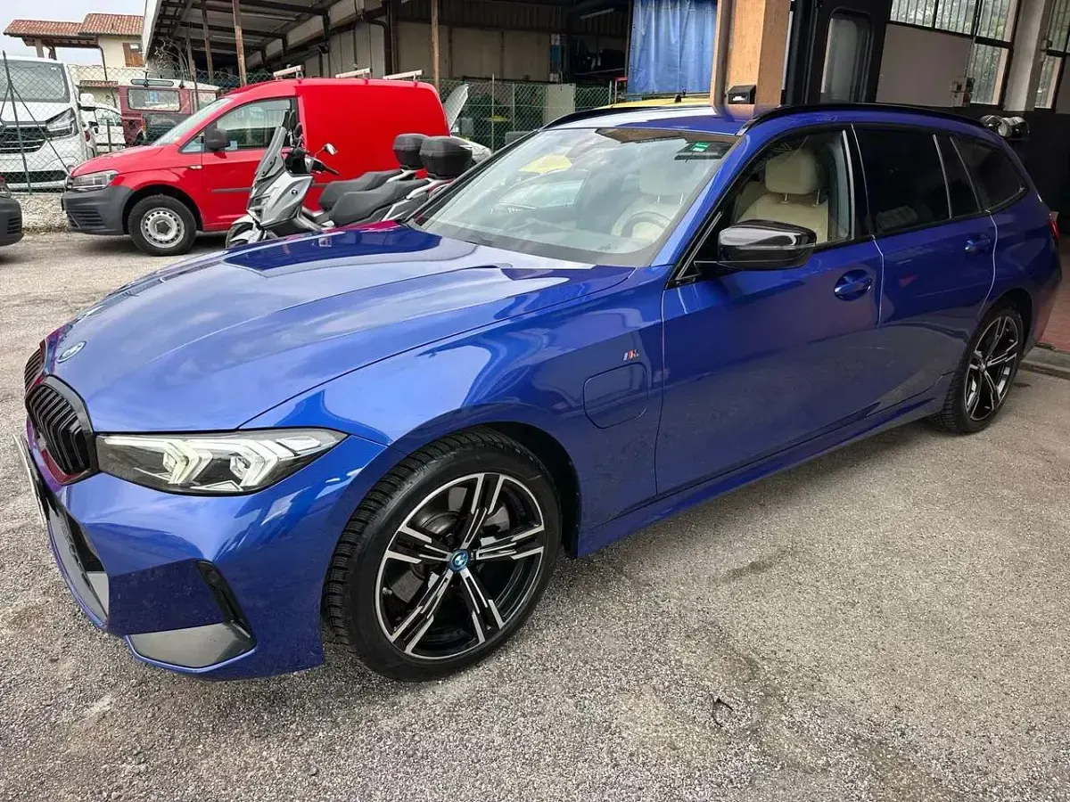 Usata BMW 330e M Sport 184 CV (135 kW) 2023 Portimao blue metallizzato Station wagon