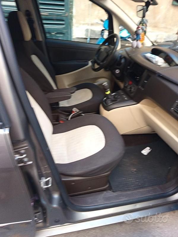 Usata Lancia Musa 90 CV (66 kW) 2006 Marrone Monovolume