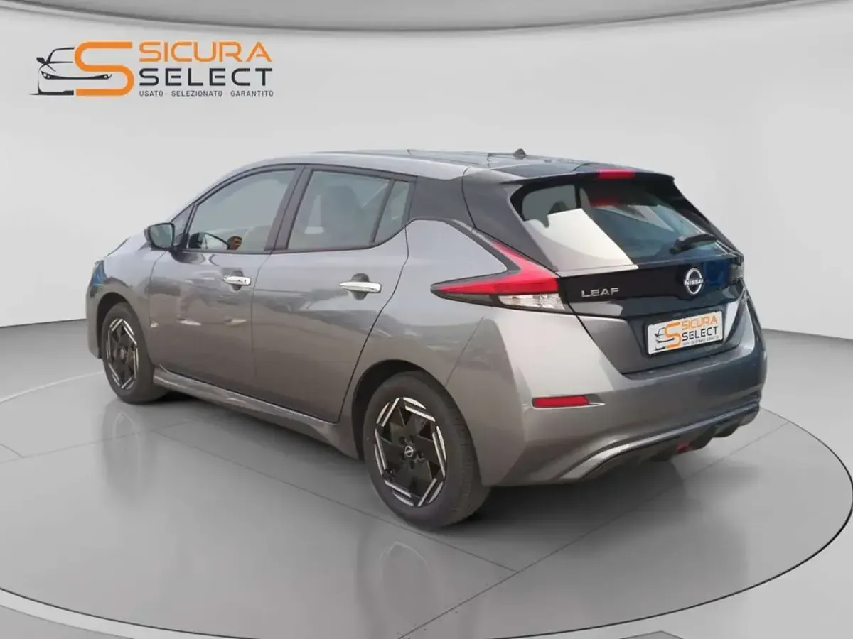 Usata Nissan Leaf Acenta 89 kW (122 CV) 2022 Grigio / tetto nero Utilitaria