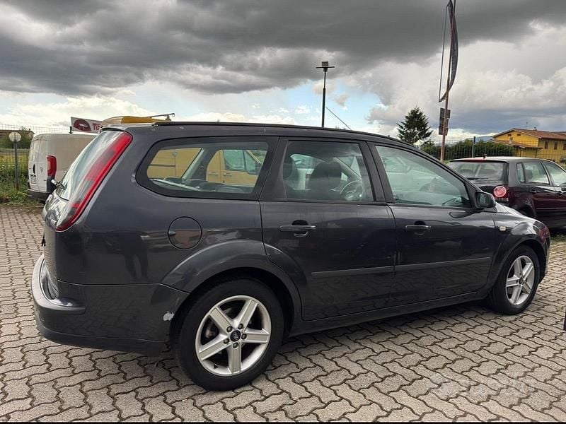 Usata Ford Focus S 90 CV (66 kW) 2006 Giallo Station wagon