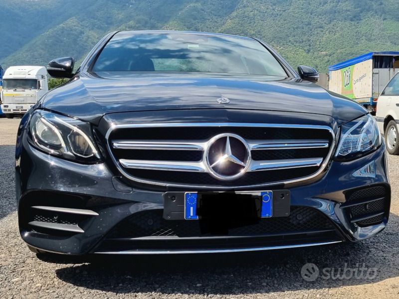Usata 2017 Mercedes E220 AMG line Tre volumi | 25.500 € (Buon prezzo) - Immagine 1/4
