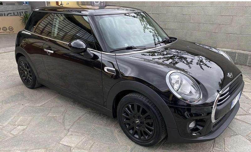 Begagnad Mini ONE 75 HK (55 kW) 2017 Svart Halvkombi